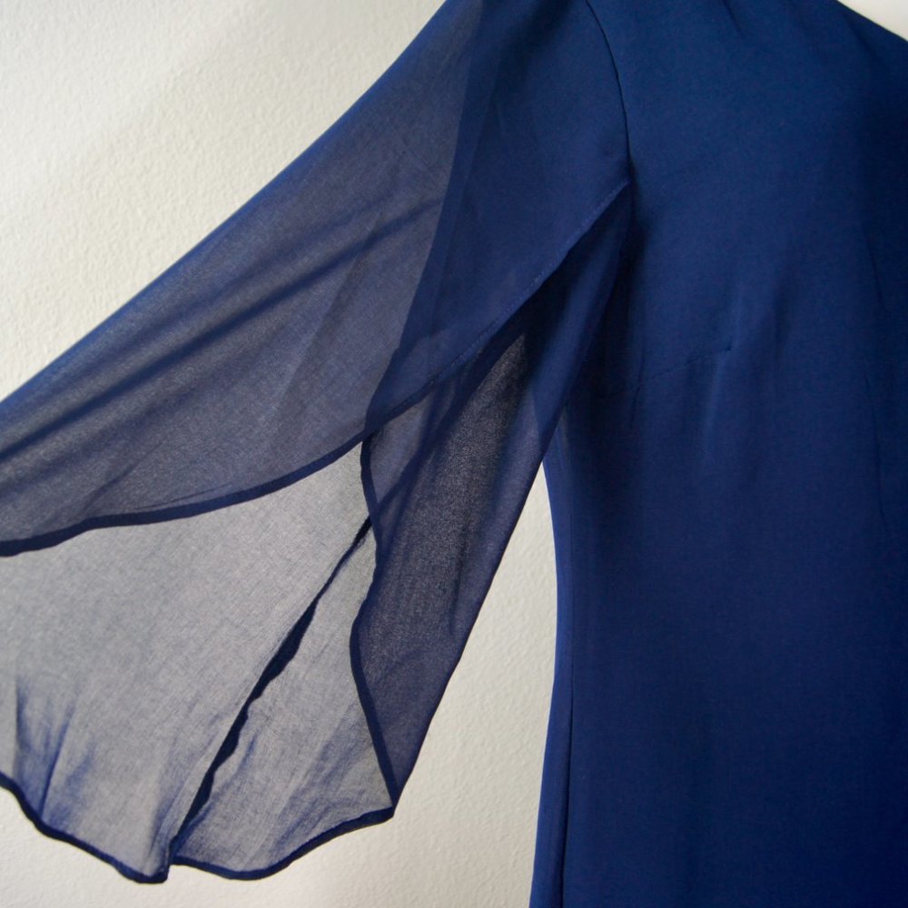 Luxology Bell Sleeves Dress - Picture 4 of 6